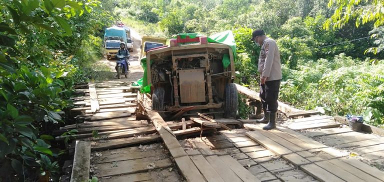 Truck Angkut Sembako Terperosok 1 Lobang di Jembatan