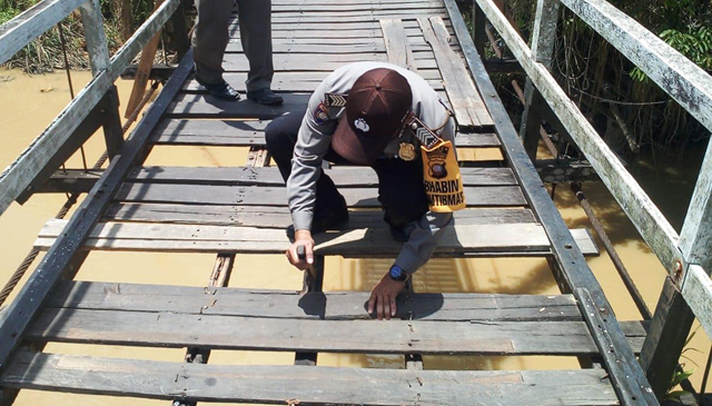 Peduli Fasum, Personel Polsek Kota Baru Perbaiki Jembatan Gantung 2