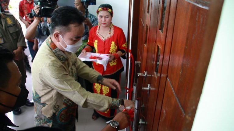 Mewakili Bupati, Sekda Resmikan Langsung Kantor Desa Belonsat