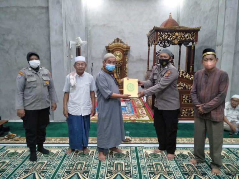 Ramadhan 1443 H, Satbinmas Polres Melawi Serahkan Bantuan Kitab Suci Al Qur’an