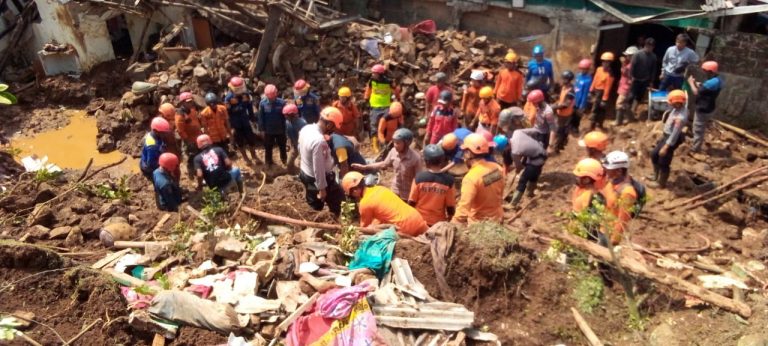 Tembok Penahan Tanah Ambruk 4 Korban di Evakuasi