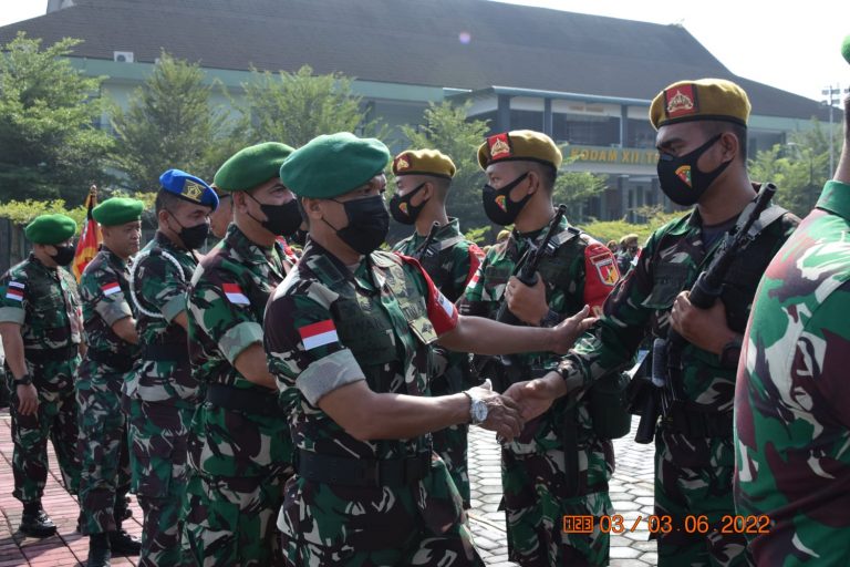 Danrem 121/Abw Sampaikan Perintah Operasi Perisai Khatulistiwa Kepada Satgas Ops Pamtas RI-MLY Batalyon Armed 19/Bogani