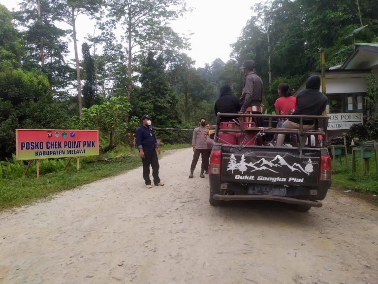 Satgas Ops Aman Nusa Polres Melawi Periksa Lalu Lintas Perbatasan Kalbar-Kalteng