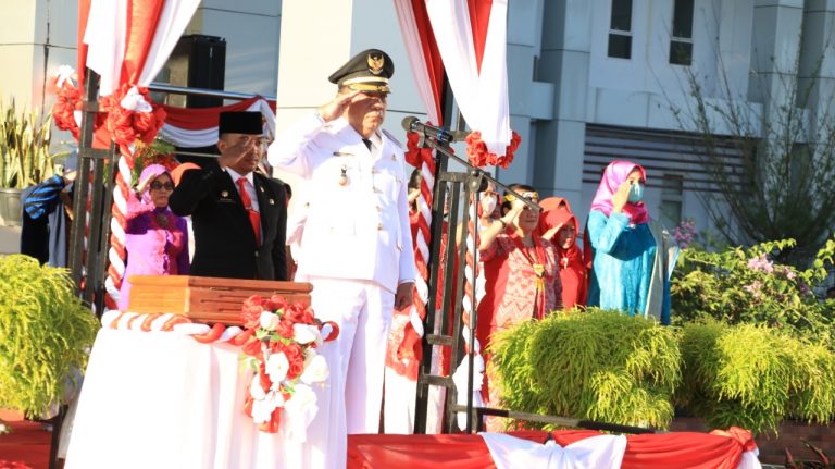 Wakil Bupati Melawi Pimpin Langsung Upacara Penurunan Bendera Pada HUT RI Ke-77