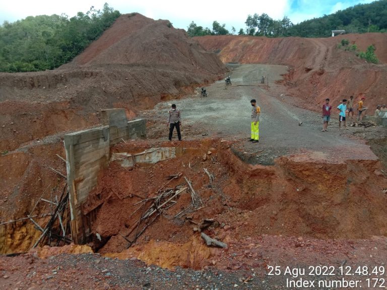Jalan Trans Kalimantan Putus, Kapolsek Dan Babinsa Koramil Ella Hilir Serta Warga Bangun Jembatan Darurat