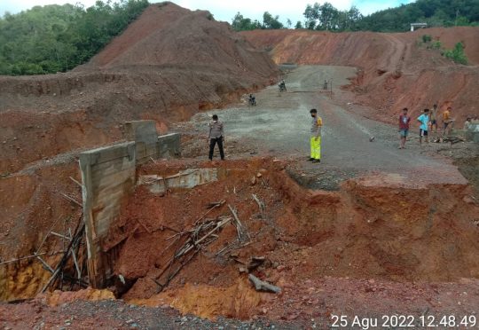 Jalan Trans Kalimantan Putus, Kapolsek Dan Babinsa Koramil Ella Hilir Serta Warga Bangun Jembatan Darurat