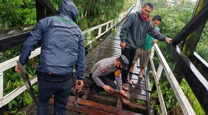 Polsek Kota Baru Bersama Warga Gotong Royong Perbaiki Lantai Jembatan Gantung 2