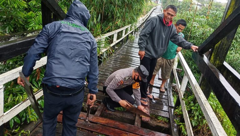 Polsek Kota Baru Bersama Warga Gotong Royong Perbaiki Lantai Jembatan Gantung 2