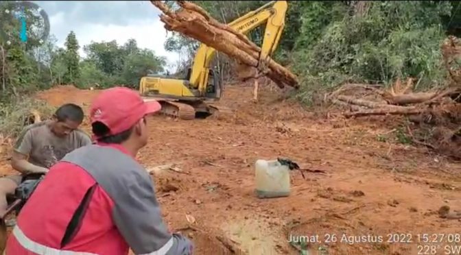 Sigap,  Bupati Melawi Turunkan Alat Berat Perbaiki Jalan Trans Kalimantan