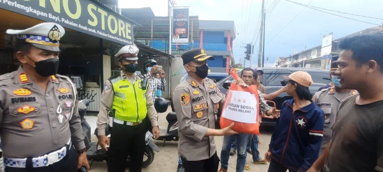 Polres Melawi Bagikan 150 Paket Sembako Pasca Kenaikan Harga BBM