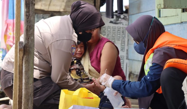 HUT Polwan Ke-74, Personel Polwan Polres Melawi Bagikan Sembako Dan Berikan Pengobatan Gratis