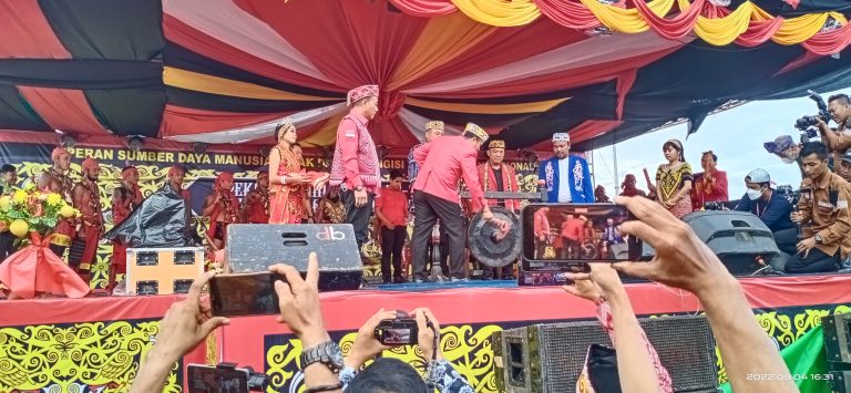 Lasarus Membuka Secara Resmi Pekan Gawai Dayak Ke-14 Di Kabupaten Melawi