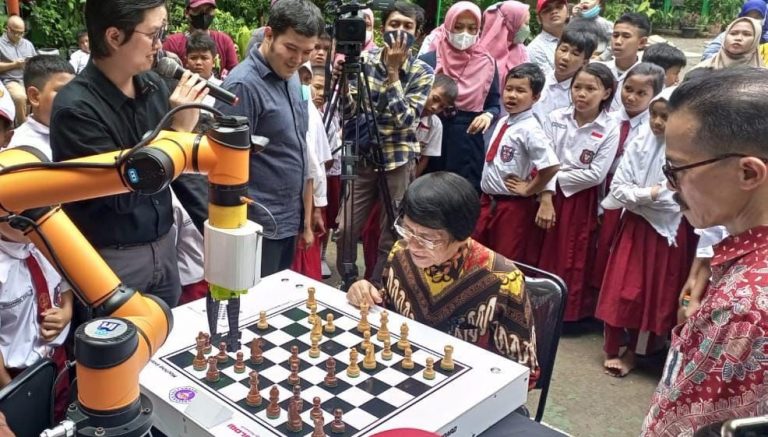 Anak Indonesia Ciptakan Robot Catur MIRA Penantang Grand Master