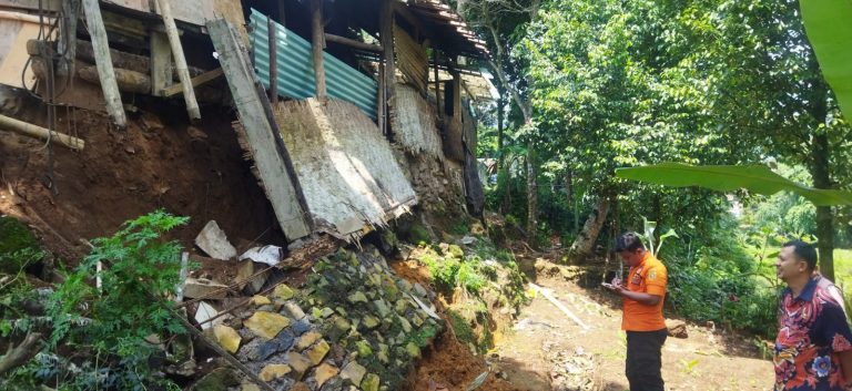 Rumah Warga Rusak Akibat Anging Kencang dan Tanah Longsor