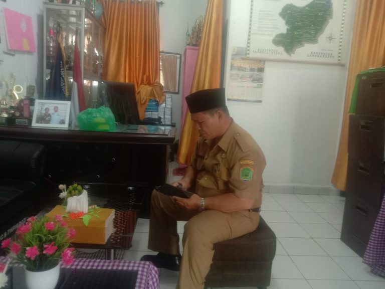 Poltak Munthe Sth Kepsek SMPN 2 Kualuh Selatan Menghindar dari Wartawan