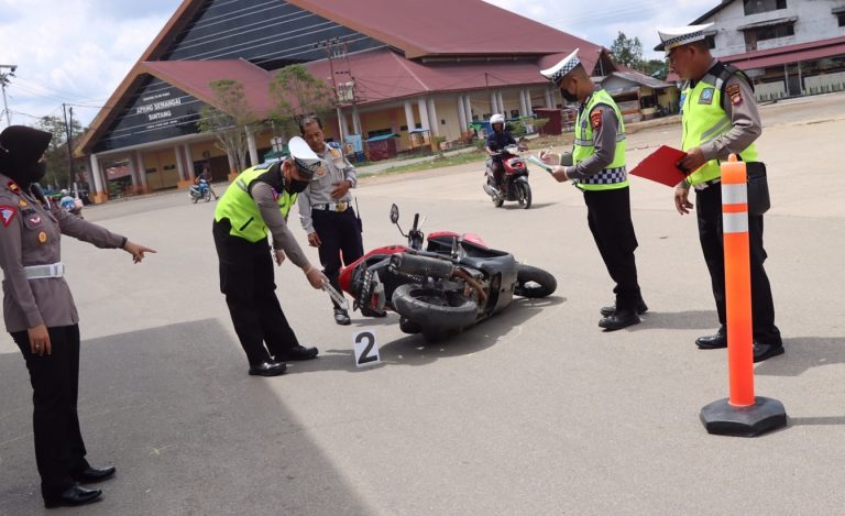 Pos Reaksi Cepat Satlantas Polres Sintang Gelar Simulasi Korban Laka Lantas