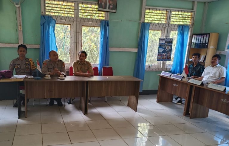 Polsek Sayan Gelar Jumat Curhat Di Desa Landau Sadak
