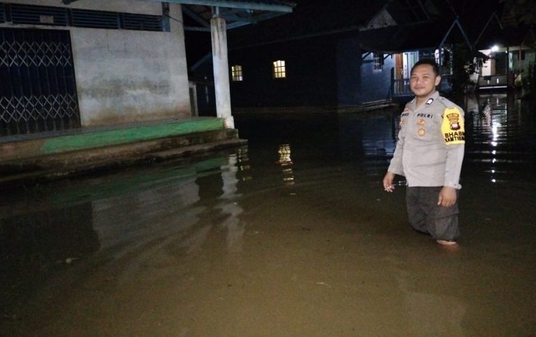 Debit Air Di 5 Desa Naik, Personel Polsek Ella Hilir Lakukan Monitoring