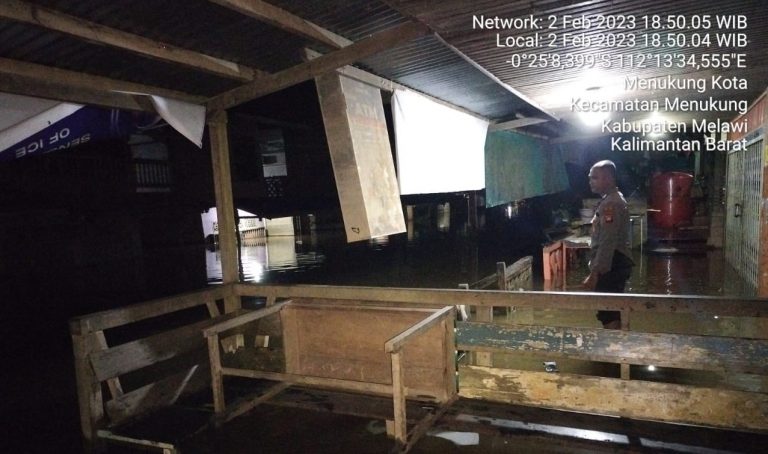 Polsek Menukung Lakukan Monitoring Debit Air Yang Terus Naik