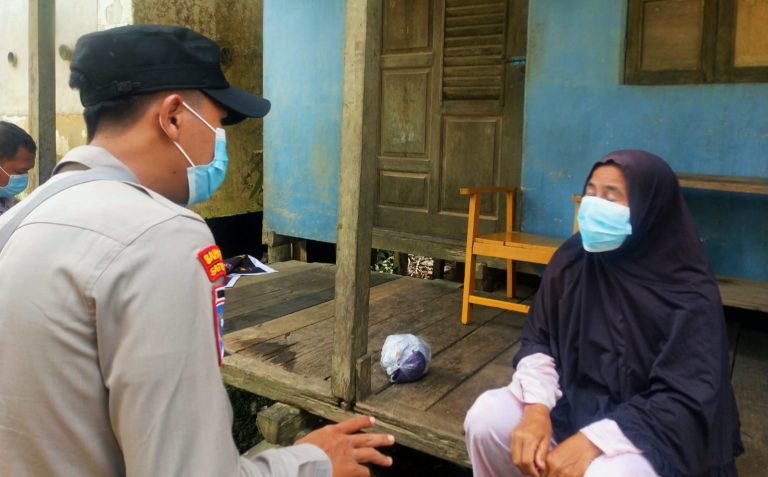 Bhabinkamtibmas Polsek Ella Hilir Berdialog Langsung Dengan Warga Sampaikan Pesan Kamtibmas