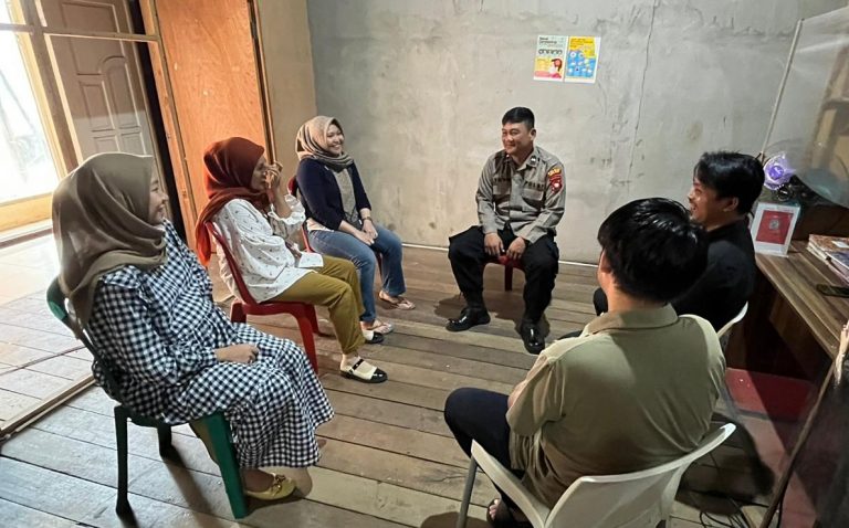 Subsektor Pinoh Selatan Gelar Jumat Curhat Di Rumah Warga