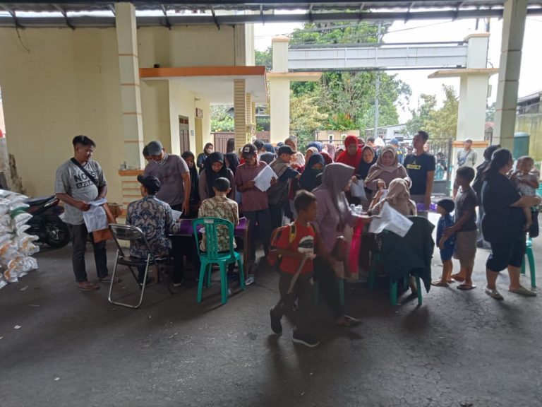 Warga Desa Sukamantri Dapat Beras 10 kg