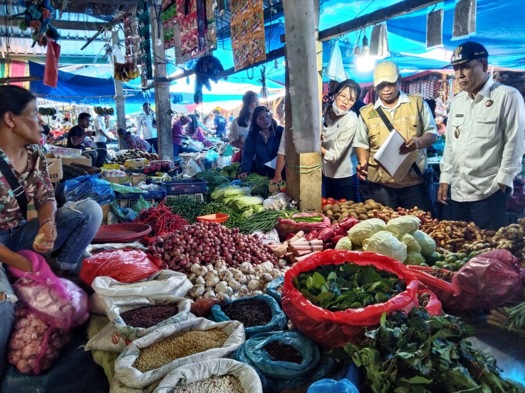 Pemkab Samosir Monitoring Harga Bapokting di Pasar Tradisional Onan Baru Pangururan, Jelang Nataru 2023/2024.