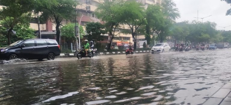 Jakarta Diguyur Hujan Lagi, Jalan Terendam Air