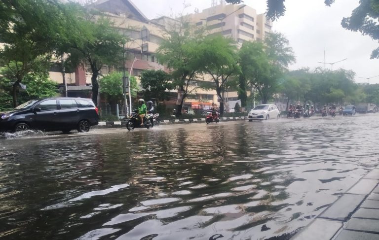 Jakarta Diguyur Hujan Lagi, Jalan Terendam Air