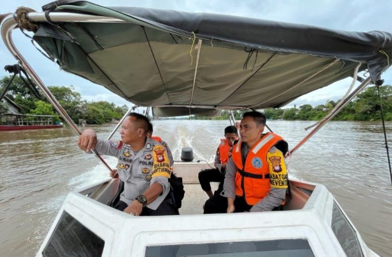 Siaga Banjir, Polsek Nanga Pinoh Gelar Patroli Dan Monitoring Debit Air