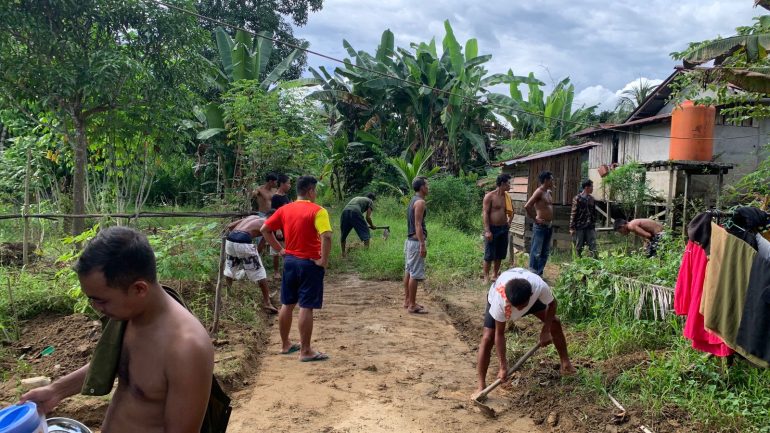 Warga Dusun Pangkoh Gotong Royong Bersihkan Jalan