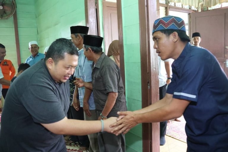 Bupati Tapsel Beri Bantuan Kepada Keluarga Korban Akibat Terbawa Arus Sungai.