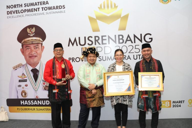 Bupati Dolly Pasaribu Terima 2 Penghargaan Untuk Pemkab Tapsel dari Pj Gubernur Sumut.