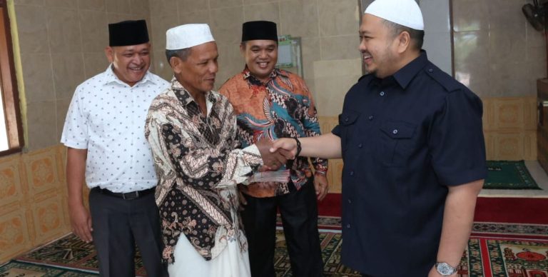 Bupati Tapsel Serahkan Bantuan dan Zakat Mal Ke BKM Babussalam,Al-Amal dan Al-Ikhlas.