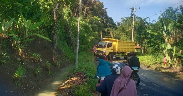 Berkat Dorongan Bupati Tapsel,Seorang Warga Arse Bangun Jalan Provinsi Yang Rusak Parah Menahun.