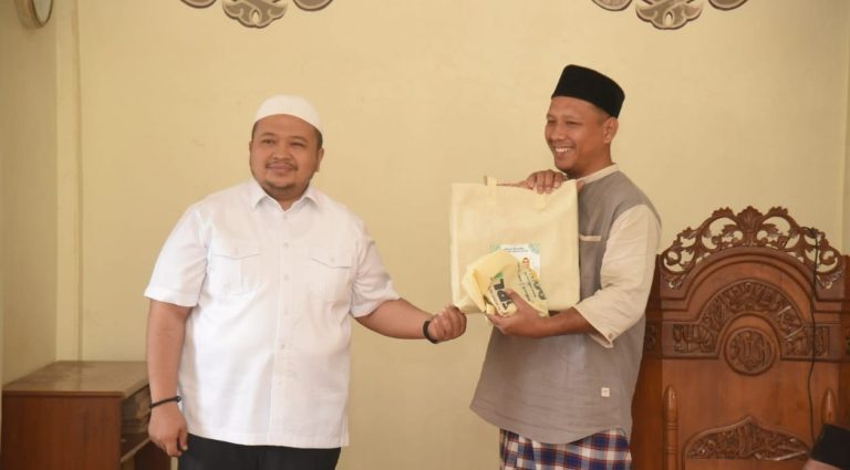 Pulkam dan Ziarah Ke Makam Ayah,Bupati Tapsel Bawa Oleh-Oleh Untuk Warga Tanjung Rompa.