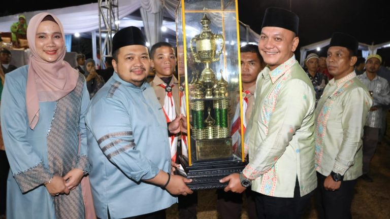 Bupati Tapsel Tutup MTQ Ke-56, Muara Batang Toru Raih Juara Umum MTQ dan Sayur Matinggi Juara Umum MQK