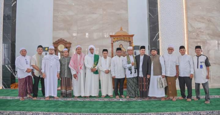 Pj.Wali Kota Sholat Idul Fitri di Masjid Agung Al-Abror.