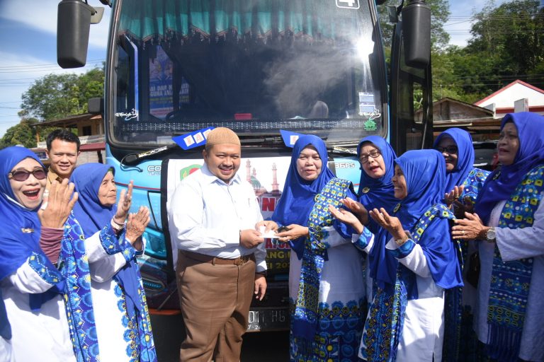 Bupati Tapsel Lepas 31 Peserta Jemaah BKMT Untuk Ikuti Kunjungan Silaturahim Ke Palas