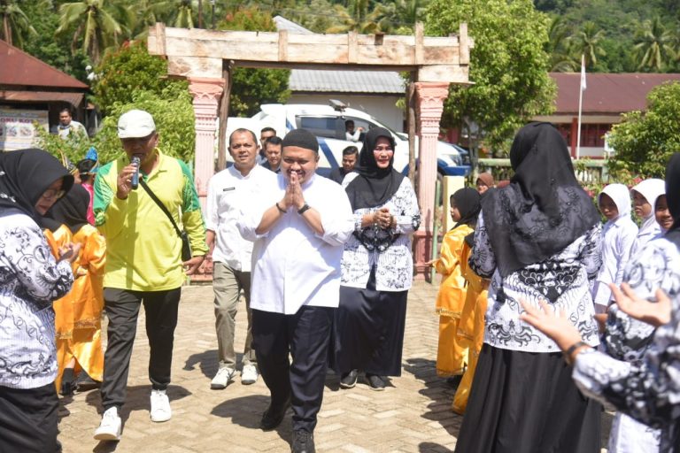 Bupati Bagikan Susu Gratis Ke Anak Sekolah Dasar Sebagai Stimulus Semangat Belajar