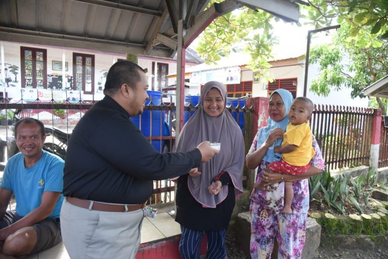 Pagi-pagi Anak Pargarutan Tersenyum Dapat Susu Gratis Dari Bupati Tapsel