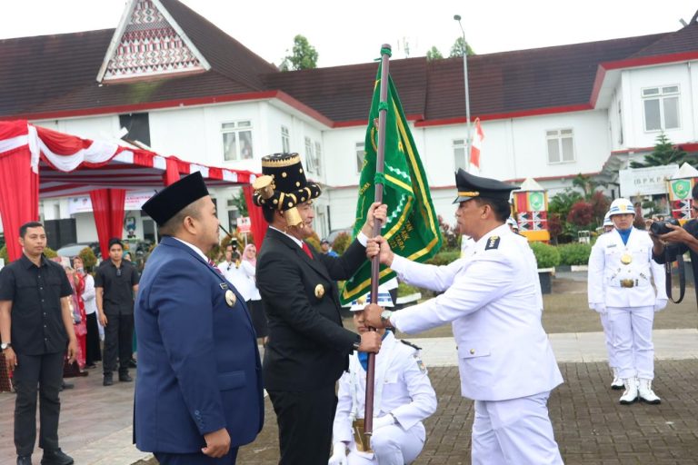 Pj Gubsu Serahkan Tunggul Kecamatan Terbaik