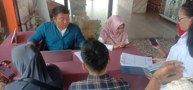Dalam Penerimaan Peserta Didik Baru (PPDB) untuk SMAN 11 Medan panitia buka posko bantu masyarakat yang sulit mendaftar.