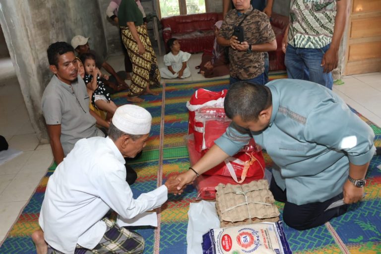 Bupati Tapsel Santuni 2 Keluarga Korban Kebakaran di Desa Huta Holbung