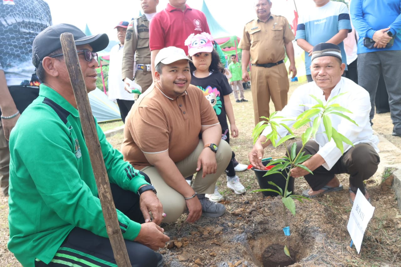 Bupati Tapsel Ajak Masyarakat Untuk Selalu Menjaga Kelestarian Lingkungan