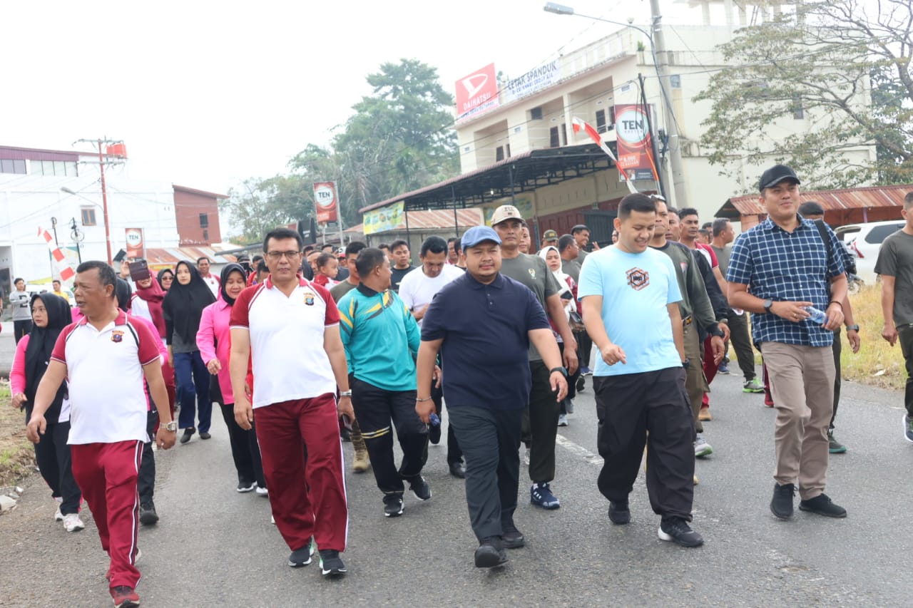 Peringati HUT Bhayangkara Ke-78, Bupati Tapsel dan Forkopimda Kompak Ikuti Olahraga Bersama