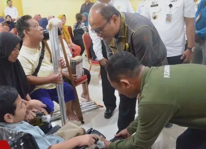 Penyandang Disabilitas Terima Bantuan