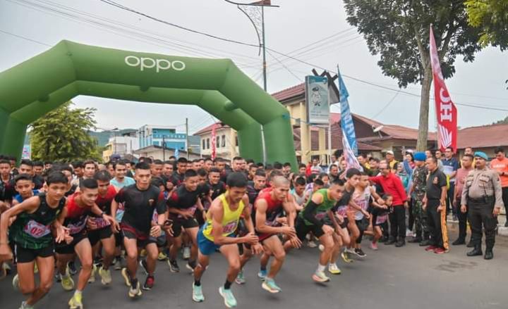 Pj.Wali Kota Melepas Kegiatan Lomba Maraton 7,8 Kilometer.