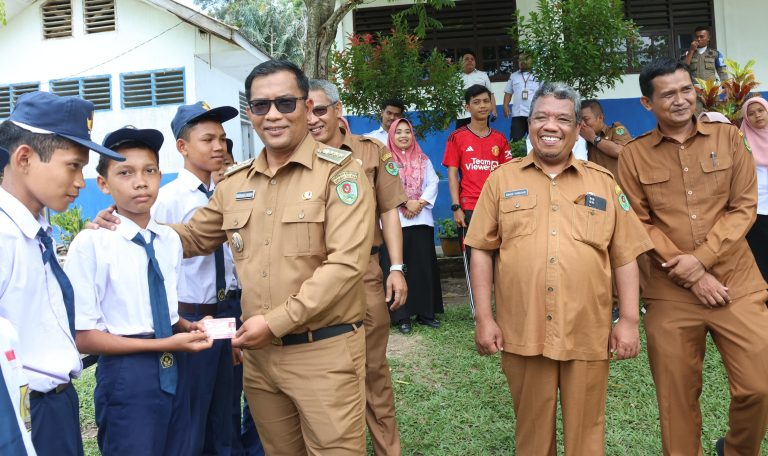 Plt Bupati Tapsel Bagikan KIA Ke Siswa-Siswi SD dan SMP Angkola Timur