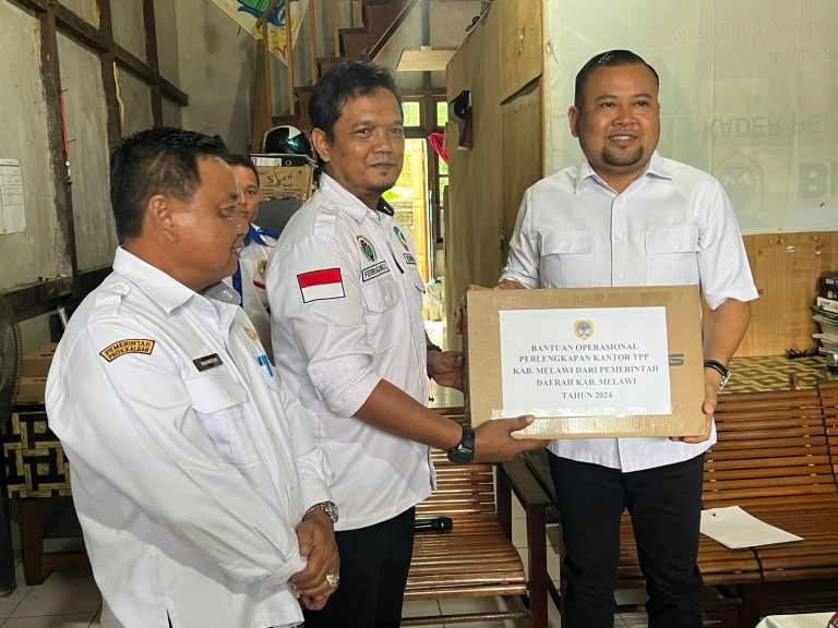 Bupati Dadi Sunarya Usfa Yursa Serahkan Langsung Bantuan Kepada TPP Kabupaten Melawi